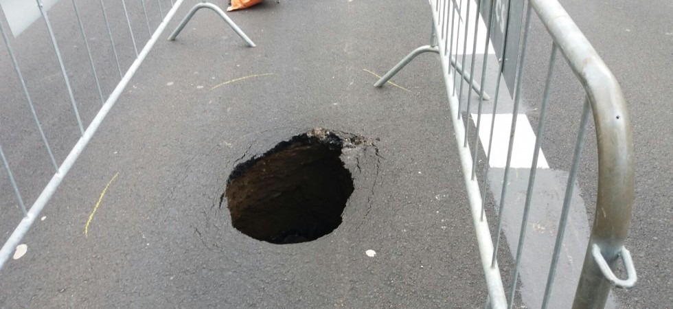 Si apre una voragine in piena via Giusti, autobus e macchine devono passare sul marciapiede